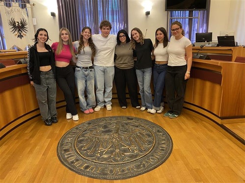 Verstanden sich auf Anhieb: Federica Pederzolli und Anastasiia Ruda (Gymnasium „Sophie Scholl“ aus Trient), Emma Hofer (Gymnasium „W. v. d. Vogelweide“ Bozen), Manual Rinina (Oberschulzentrum Sterzing), Noussayba Zroudi (Realgymnasium Bozen), Caterina Perini und Angelica Caldonazzi (Gymnasium „Sophie Scholl“ aus Trient), Lilith Covi (Franziskanergymnasium Bozen) 

(v. links n. rechts) 