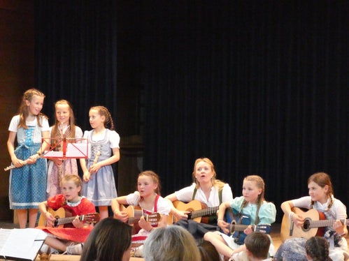 Singen, musizieren und tanzen - das Projekt Musigkischtl weckt durch aktives Mitmachen die Freude an Volksmusik. Das Bild entstand während des Projektes an der Grundschule Lajen. (Foto: LPA/Referat Volksmusik in der Landesdirektion Deutsche und ladinische Musikschule)