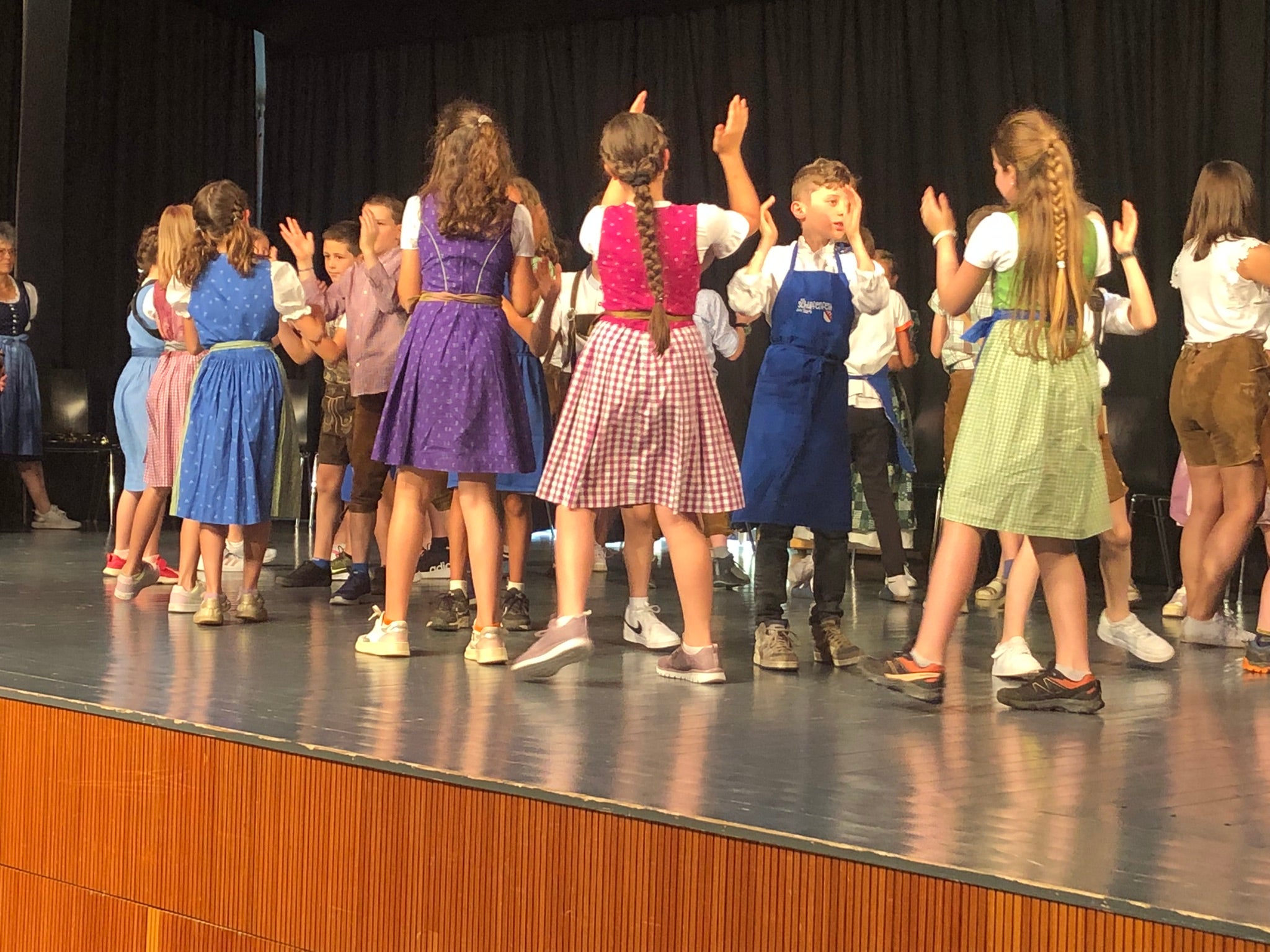 Die Schülerinnen und Schüler der GS Jenesien singen und tanzen beim Abschluss des Projektes Musigkischtl XXL im Juni 2024.