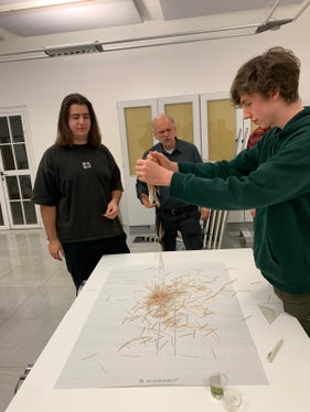 Fasziniert von der Welt der Formen, Muster und Zahlen setzen sich die Schülerinnen im Rahmen des Workshops „Mathematik macht Freu(n)de“ mit Inhalten auseinander, die im Zuge des Mathematikunterrichts gelegentlich zu kurz kommen. Foto: Johann Baldauf