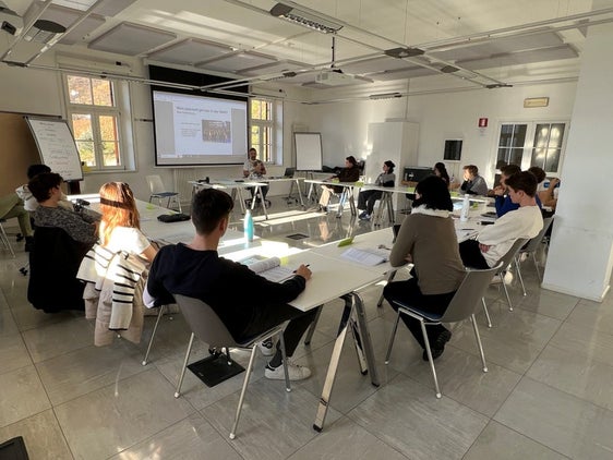 Bei den Talente Tagen 2023 diskutierten die Schülerinnen und Schüler in Workshops zusammen mit ihren Referentinnen und Referenten unter anderem über das Thema "Politische und wirtschaftliche Beziehungen zwischen den Nationen". Foto: Bettina Gartner