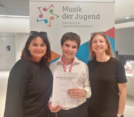 Erste Ergebnisse des Bundewettbewerbes, der noch bis zum 6. Juni dauert: Johannes Schmider, Musikschuldirektion Klausen/Seis, Wertungskategorie Gesang Solo, Altersgruppe 2, 2. Preis Silber, im Bild mit seiner Lehrerin Fara Prader (links) und Korrepetitorin Cornelia Messner (rechts). (Foto: privat/Chiara Schmider)