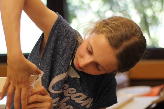 Sommerakademie der Mittelschule, 2024: Den Rahmen, den Alice für das Siebdruck-Verfahren benötigt, stellte sie in der Textilwerkstatt selbst her. (Foto: LPA/Pädagogische Abteilung der Deutschen Bildungsdirektion Julia Psenner)