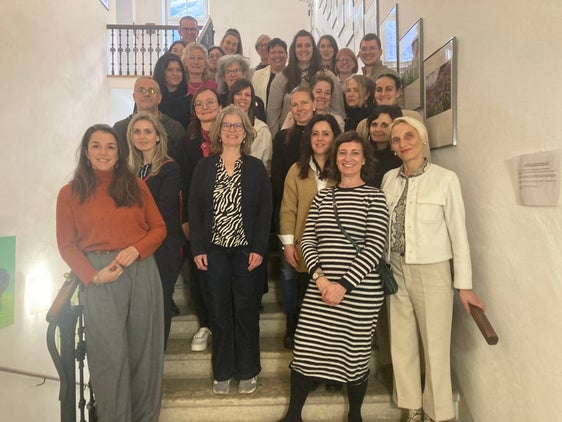 Beim Kurs „Sprachliche Bildung in Kindergarten und Schule" ging es unter anderem um die Vernetzung der beiden Bildungsstufen, im Bild die Teilnehmerinnen und Teilnehmer der Abschlussfeier auf Schloss Rechtenthal in Tramin. Foto: Günther Jacomet