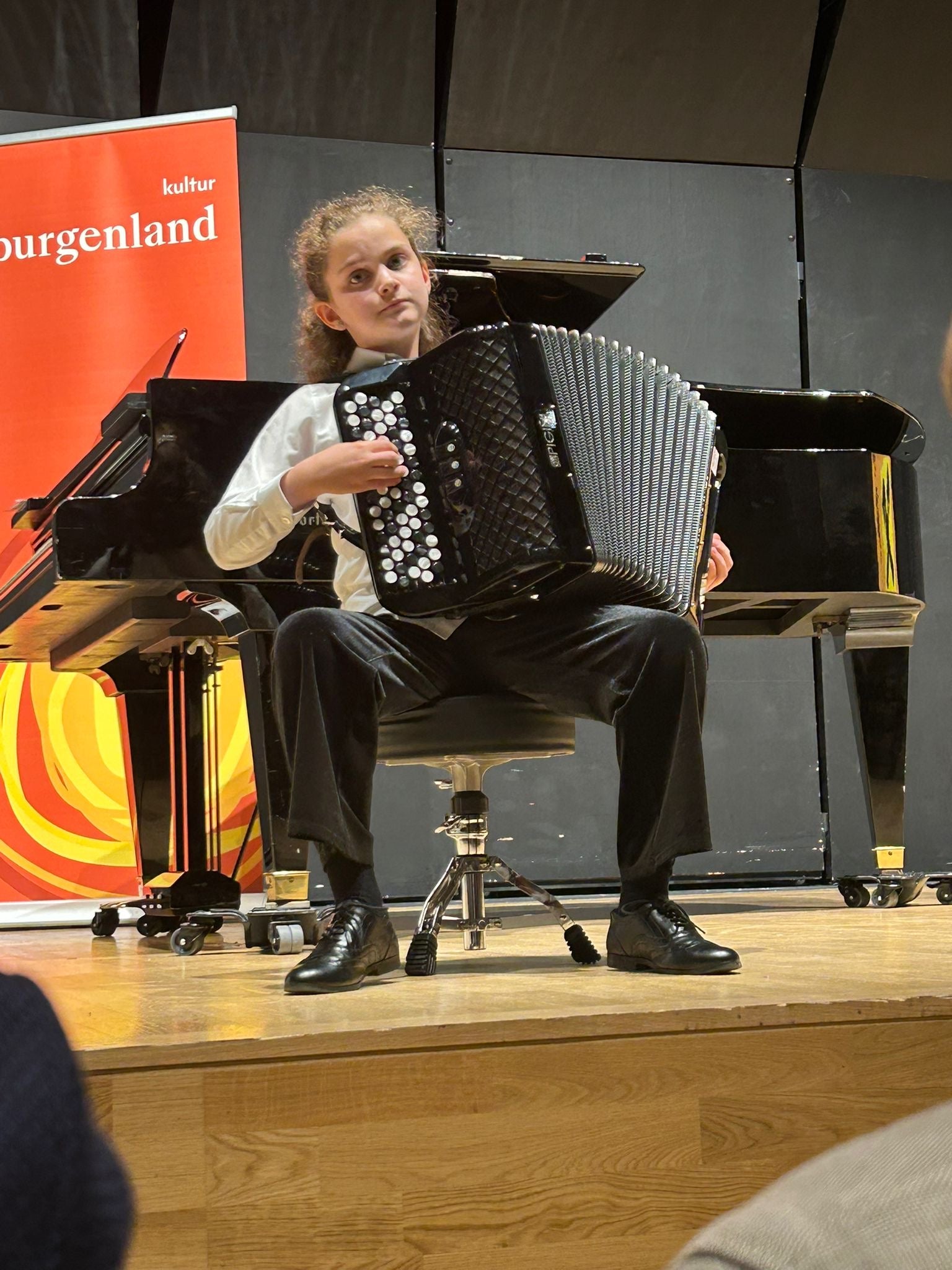 Erste Ergebnisse des Bundewettbewerbes, der noch bis zum 6. Juni dauert: Bundessiegerin Akkordeon 1 Maria Huber von der Musikschule Bozen, Wertungskategorie: Akkordeon Solo, Altersgruppe 1, 1. Preis Gold, Lehrperson Kathrin Thorack. (Foto: LPA/Landesdirektion Deutsche und ladinische Musikschule/Karin Küstner)