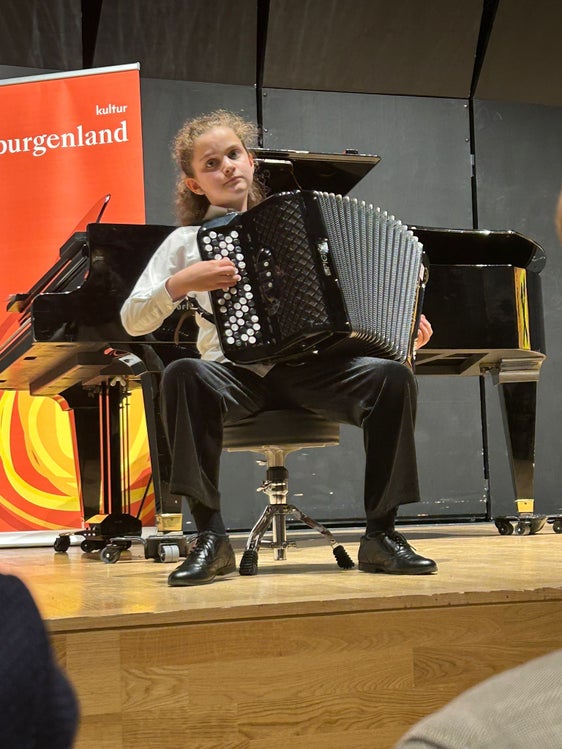 Erste Ergebnisse des Bundewettbewerbes, der noch bis zum 6. Juni dauert: Bundessiegerin Akkordeon 1 Maria Huber von der Musikschule Bozen, Wertungskategorie: Akkordeon Solo, Altersgruppe 1, 1. Preis Gold, Lehrperson Kathrin Thorack. (Foto: LPA/Landesdirektion Deutsche und ladinische Musikschule/Karin Küstner)