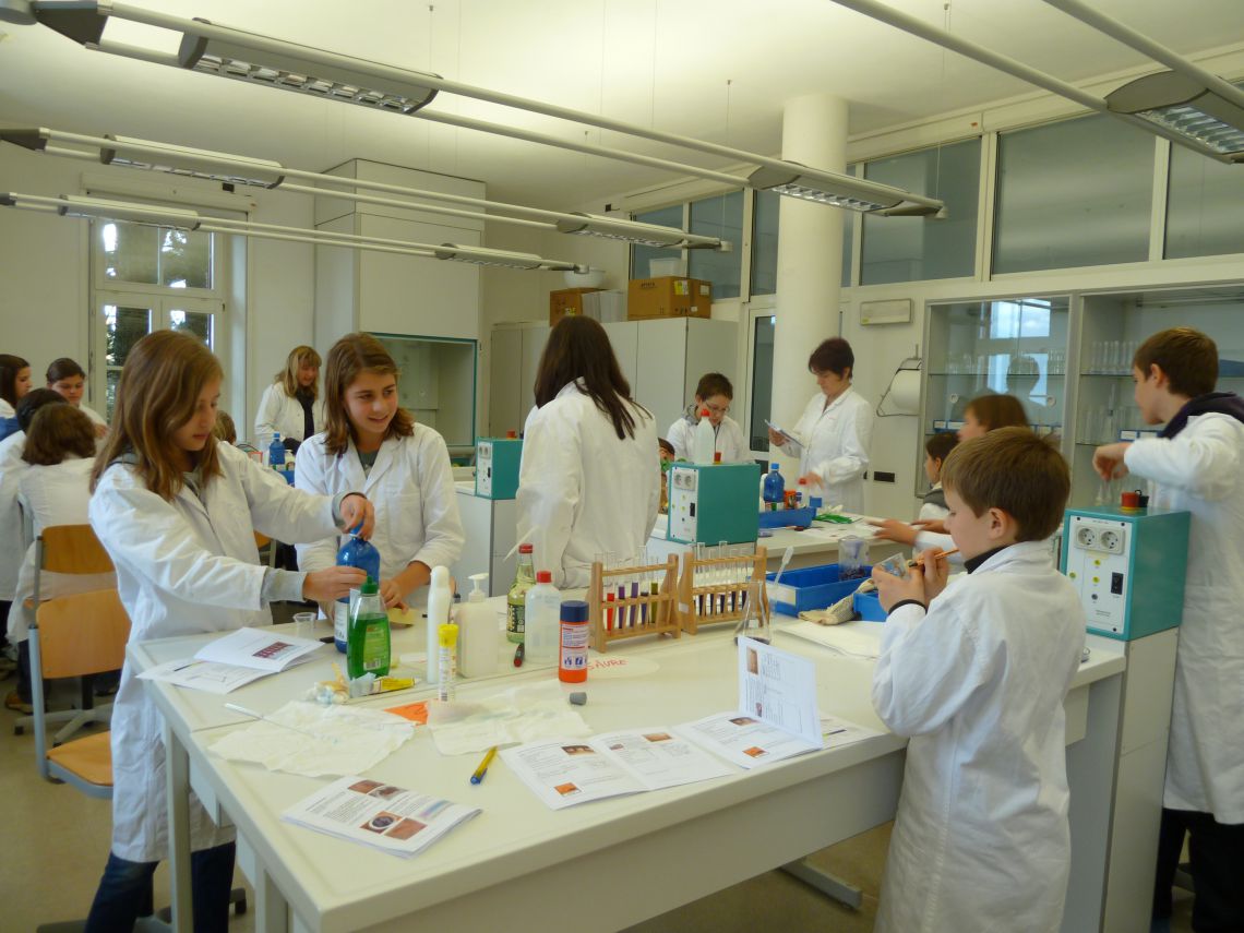 Schüler:innen beim Experimentieren (Schülerlabor in Rechtenthal)