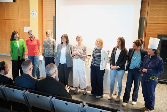Anna Pfitscher, Direktorin des Amtes für Didaktik (5.v.l.) und für die Lehrbefähigung Verantwortliche, bedankte sich bei den Tutorinnen und den Fachlehrpersonen die als Expertinnen und Experten fungierten, für die wertvolle Unterstützung. (Foto: LPA/Deutsche Bildungsdirektion/Margit Pichler)