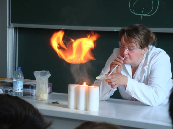 Schülerlabor in Rechtenthal: Lehrerin experimentiert mit Feuer