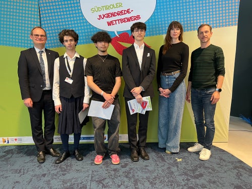 Sieger Sprache kreativ (von links): Hannes Wieser (Vertriebsdirektor Volksbank), 2. Platz Gabriel Mendola, 1. Platz Felix Oberhollenzer, 3. Platz Peter Kolhaupt, Margot Mayrhofer (Jurymitglied - Schauspielerin und Dozentin für Rhetorik), Thomas Vonmetz (Jurymitglied - Moderator, Filmemacher und Evolutionspädagoge) (Foto: LPA/Landesamt für Jugendarbeit/Anita Demetz)