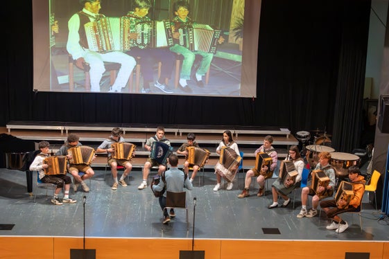 50 Jahre Musikschule Gadertal: Gruppe Steirische Harmonika (Foto: LPA/Landesdirektion Deutsche und ladinische Musikschule/Freddy Planinschek)