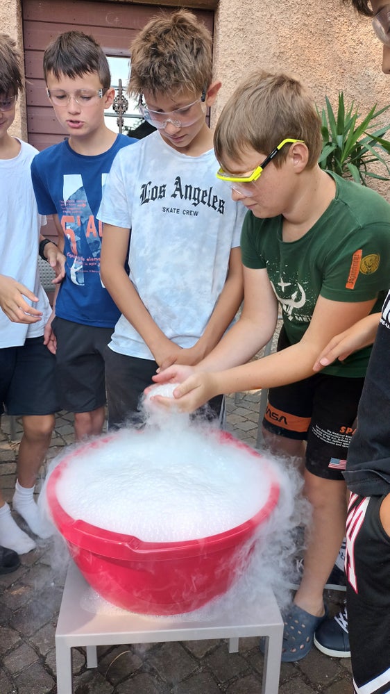 Mit aufsehenerregenden Versuchen befassten sich Jonas, Emanuel, Niklas im Workshop Let’s experiment. (Foto: LPA/Pädagogische Abteilung der Deutschen Bildungsdirektion/Michele Cattani)