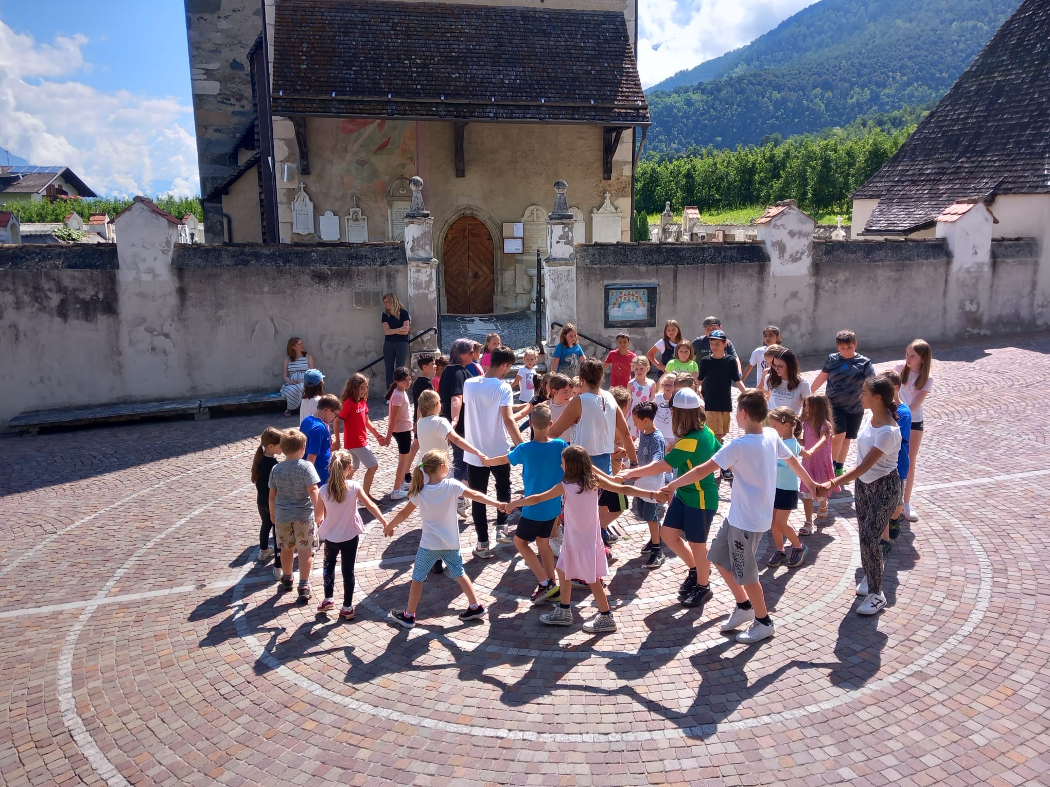 Kinder der Grundschule Morter tanzen den Auftanz bei der Abschlussveranstaltung des Projektes Musigkischtl XXL, Juni 2023.