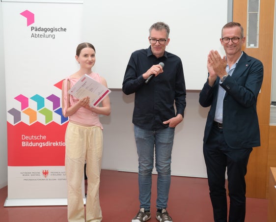 Greta Reinstadler vom Sozialwissenschaftlichen, Klassischen, Sprachen- und Kunstgymnasium in Meran (links) qualifizierte sich für den österreichischen Bundeswettbewerb in Salzburg; im Bild mit dem Landeskoordinator der Philosophie-Olympiade Stefan Goller (Mitte) und Abteilungsdirektor Martin Holzner (rechts). (Foto: LPA/Deutsche Bildungsdirektion/Margit Pichler)