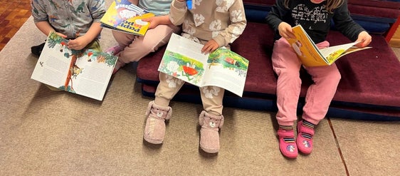 Weit mehr ist als eine Bilderbuchzeitschrift: Durch den spielerischen Zugang zur Bildungssprache Deutsch und die gleichzeitige Wertschätzung aller Familiensprachen leistet Papperlapapp einen wichtigen Beitrag zu Chancengerechtigkeit und inklusiver Bildung. (Foto: LPA/Landesdirektion deutschsprachige Kindergärten)