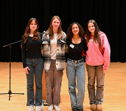 Nahmen als Team 6 am Wettbewerb teil: Jana Maier (Sozialwissenschaftliches Gymnasium Bozen), Nathalie Lezuo (Fachoberschule für Tourismus Bozen), Mariana Bernardi (Realgymnasium Bozen), Mia Mair am Tinkhof (Klassisches, Sprachen- und Kunstgymnasium Bozen). Foto: Margit Pichler