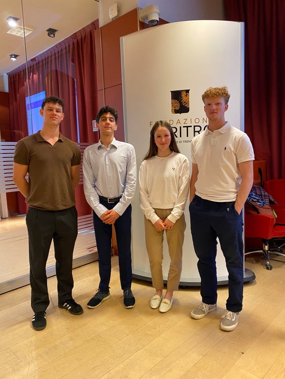 Das Siegerteam: Gabriel Demetz (Gymnasium „W.v.d. Vogelweide“, Bozen), Massimiliano Belli (Franziskanergymnasium, Bozen), Daniela Mölgg (Cusanus-Gymnasium, Bruneck) und Marius Oberrauch (Wirtschaftsfachoberschule „H. Kunter“, Bozen)