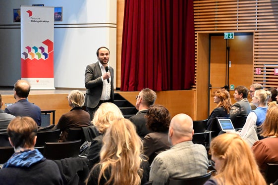 Bildungslandesrat Philipp Achammer: Künstliche Intelligenz kann pädagogische Prozesse zwar bereichern, ersetzt jedoch keinesfalls die zentrale Rolle der Menschen dahinter. (Foto: Deutsche Bildungsdirektion/Margit Pichler)