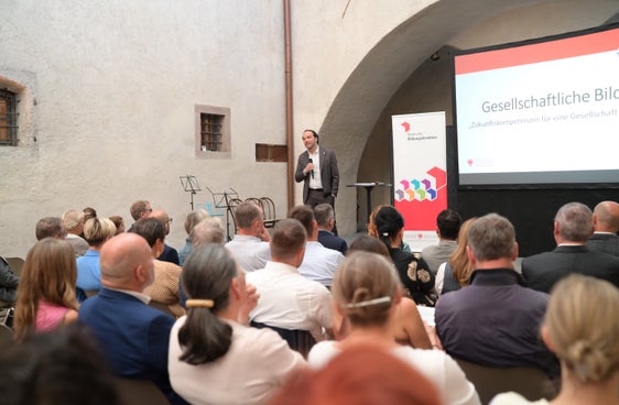 Bildungslandesrat Philipp Achammer: Unser Auftrag ist nicht, gesellschaftliche Debatten ins Klassenzimmer zu tragen, sondern Kindern und Jugendlichen jene Grundfertigkeiten, Kompetenzen und Haltungen mitzugeben, die sie brauchen, um ihre Zukunft selbstbewusst und verantwortungsvoll zu gestalten. (Foto: LPA/Deutsche Bildungsdirektion/Margit Pichler)