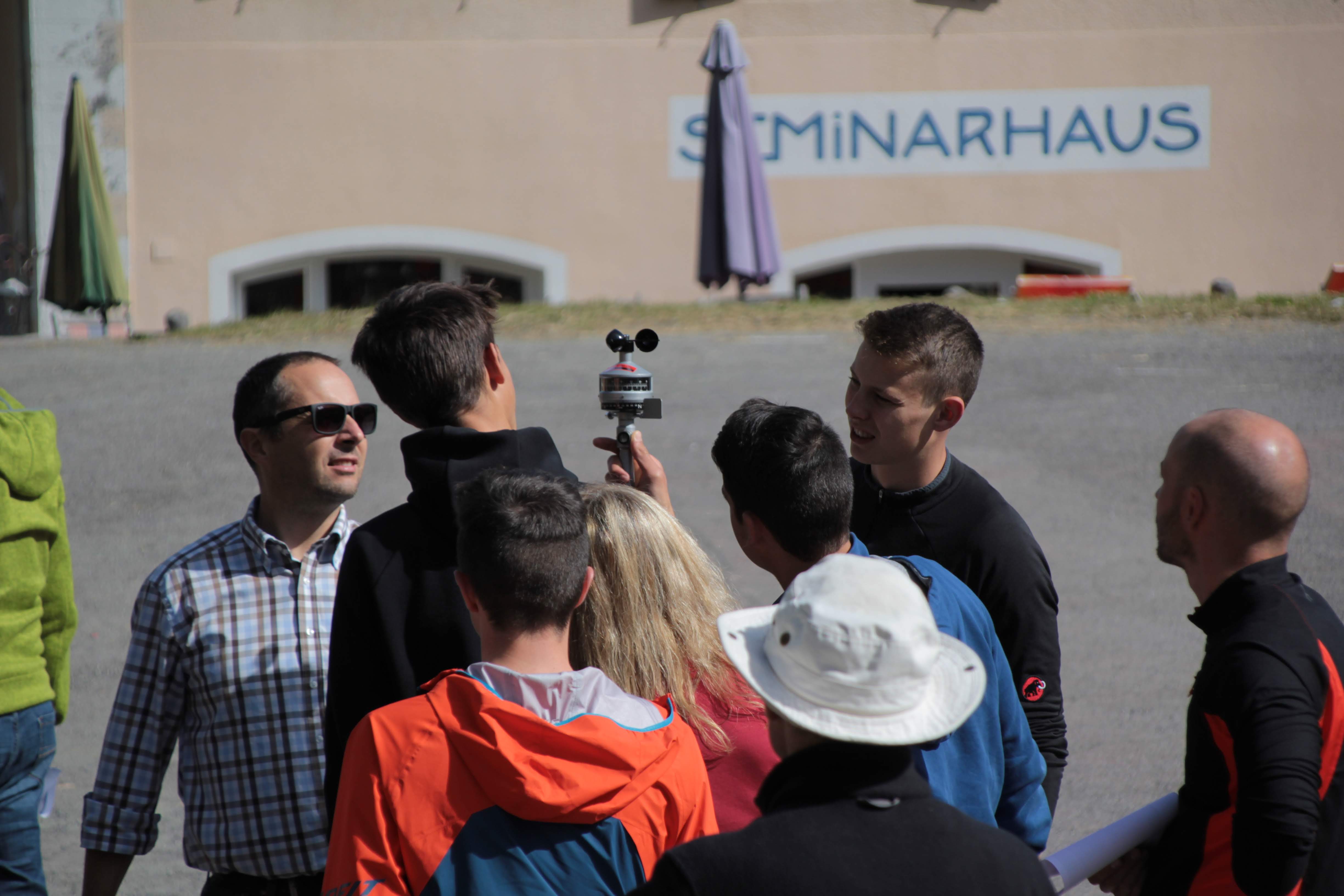 Gruppe von MINT-Forschern mit Windmessgerät