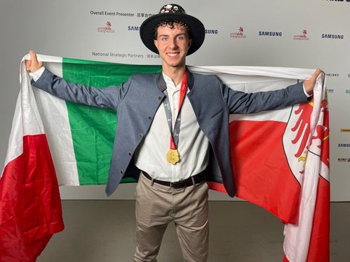 Mediendesigner Liam Fiechter aus Gasteig (Gemeinde Ratschings) ließ bei den WorldSkills in Shanghai die Konkurrrenz hinter sich und holte die Goldmedaille nach Südtirol. (Foto: Handelskammer Bozen/Elias Priller)