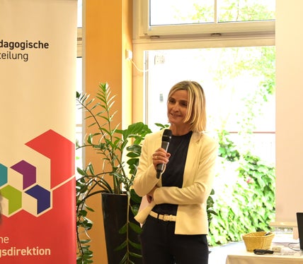 Kathrin Fill von der Pädagogischen Abteilung ist Koordinatorin der Schulolympiaden, sie moderierte die Abschlussveranstaltung. (Foto: LPA/Deutsche Bildungsdirektion)