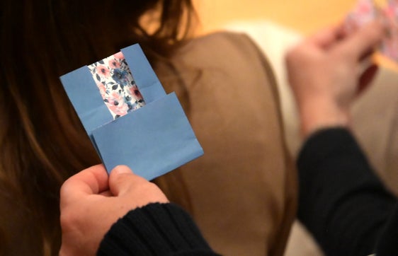 Die Lehrpersonen hatten Gelegenheit, selbst mit Faltungen zu experimentieren. (Foto: Deutsche Bildungsdirektion/Margit Pichler)