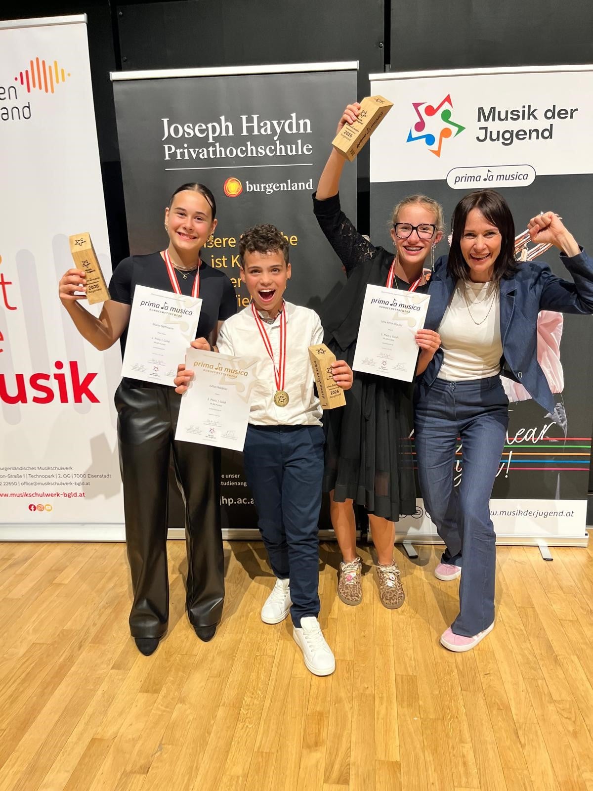 Die Zitherspieler und Zitherspielerinnen (von links) Marie Dorfmann von der Musikschule Klausen/Seis, Julius Nöckler und Julia Anna Stocker, beide von der Musikschule Bruneck, freuen sich mit Lehrerin Reinhilde Gamper über den Bundessieg. (Foto: LPA/privat)
