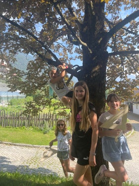 Eine Entdeckungsreise in die Welt der Zahlen, Daten und Wahrscheinlichkeit war der Workshop Mathematik=spannend+logisch+genial+überall“: im Bild Anna, Aylin, Sophie, Maria (Foto: LPA/Begabungs- und Begabtenförderung der Pädagogischen Abteilung der Deutschen Bildungsdirektion/Franziska Volgger)