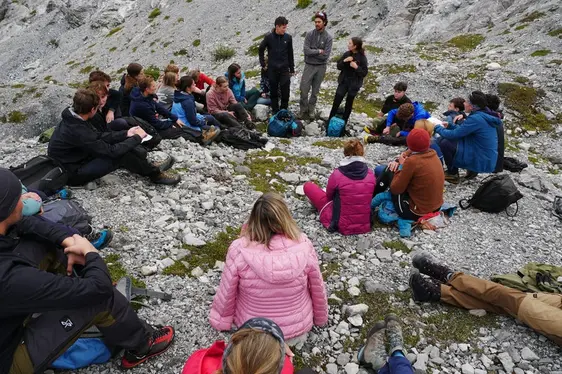 Draußen im Klassenzimmer: Landschafts- und Lebensformen im Hochgebirge hautnah erfahren / Foto: Christian Aspmair