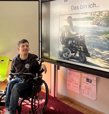 Raphael Donati gibt in seinen Workshops Einblick in die vielfältigen Möglichkeiten der Unterstützten Kommunikation, durch die die Teilhabe der Betroffenen am gesellschaftlichen Leben gefördert wird. (Foto: Landesamt für Beratung der Pädagogischen Abteilung)