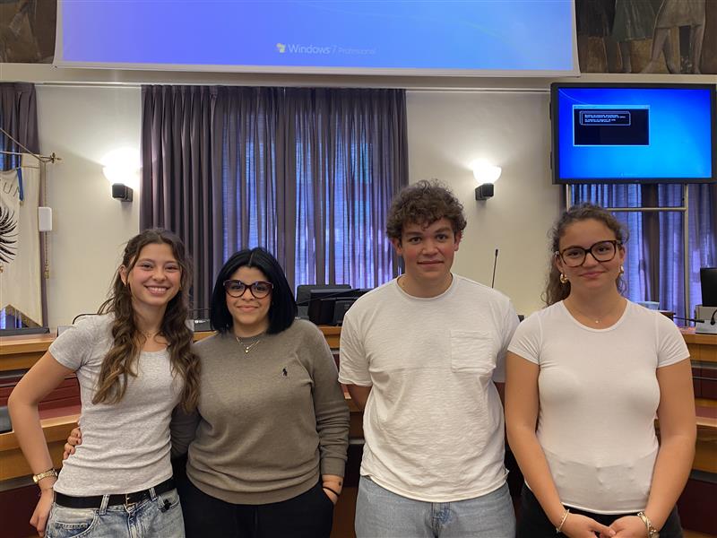 Das Siegerteam: (von links) Emma Hofer (Gymnasium „W. v. d. Vogelweide“, Bozen), Nossayba Zroudi (Realgymnasium Bozen), Manuel Rinina (Oberschulzentrum Sterzing)  und Lilith Covi (Franziskanergymnasium Bozen) 

