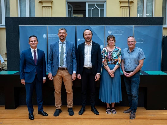 Nach der Unterzeichnung der Vereinbarung (von links): Bildungs- und Kulturdirektor André Comploi, Landesrat Daniel Alfreider, Landesrat Philipp Achammer, Landesmusikschuldirektorin Alexandra Pedrotti, Bildungsdirektor Gustav Tschenett (Foto: LPA/Fabio Brucculeri)