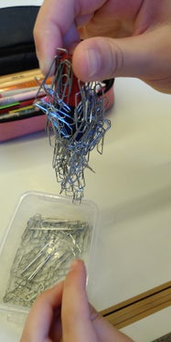 Forschertage 2025: Wie viele Büroklammern bleiben am Magneten hängen?