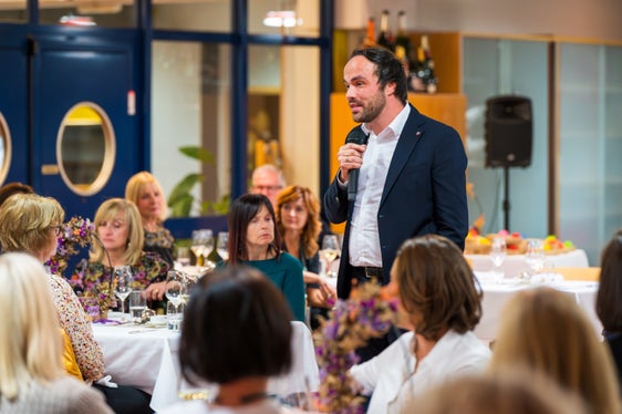 "Wer auf Sie als Lehrperson zurückblickt, wird Sie nie aus dem Herzen lassen": Bildungslandesrat Philipp Achammer bei der Feier für mit 1. September pensionierte Lehrerinnen und Lehrer. (Foto: Deutsche Bildungsdirektion)