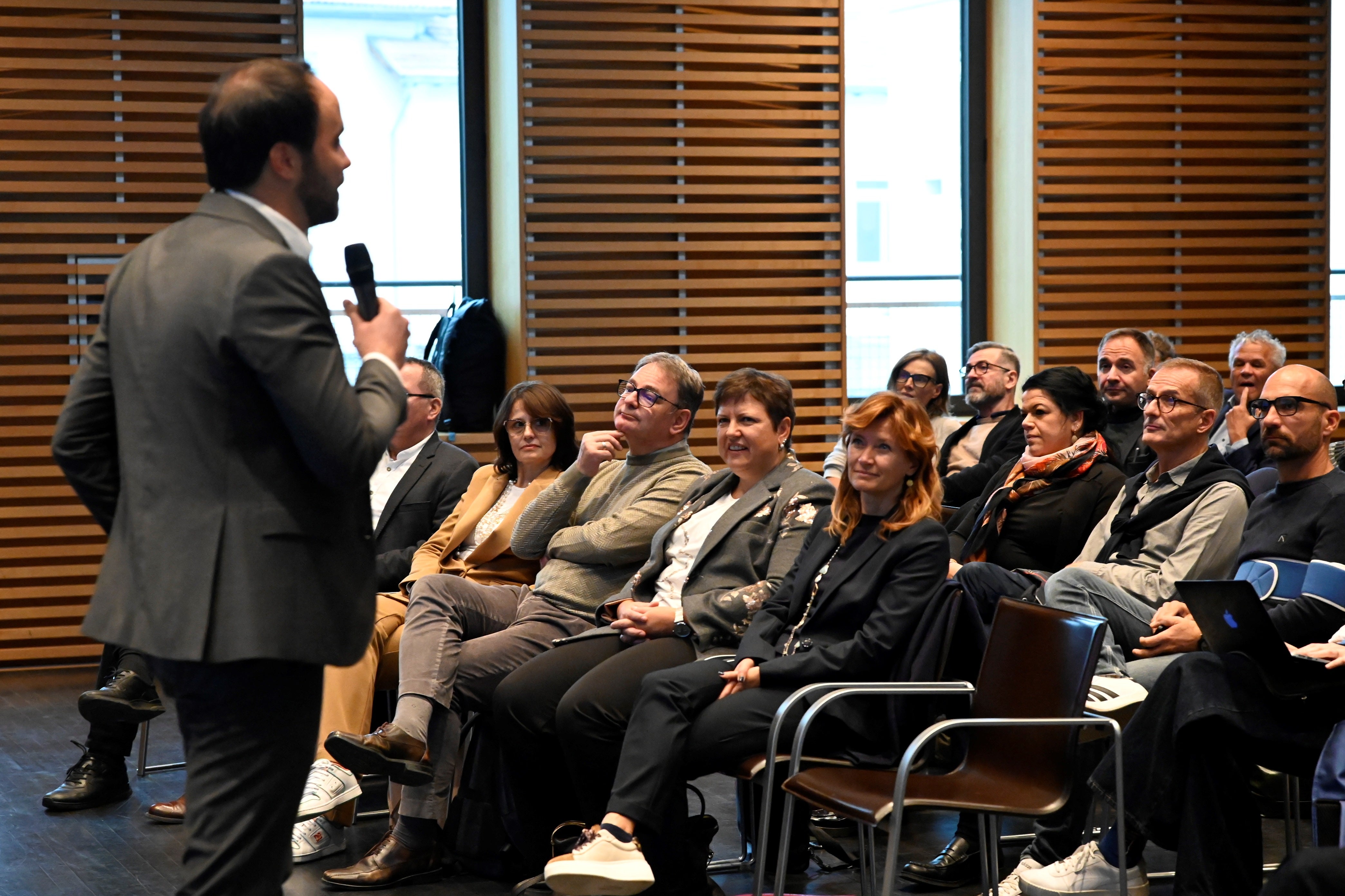 Bildung gestalten mit, trotz und ohne KI“: Über dieses Thema informierten sich und diskutierten am 23. Oktober über 100 Führungskräfte der deutschen Kindergärten und Schulen, im Bild links Bildungslandesrat Philipp Achammer. (Foto: Deutsche Bildungsdirektion/Margit Pichler)