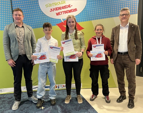 Südtiroler Jugendredewettbewerb 2025: Sieger Klassische Rede Berufsschule (von links): Philipp Tarfusser (stellvertretender Vorsitzender Südtiroler Jugendring), 2. Platz Matthias Sparer, 1. Platz Nadia Oberprantacher, 3. Sara Unterkircher, Mariano Paris (Leiter Corporate Communication und Marketing Volksbank) (Foto: LPA/Anita Demetz)