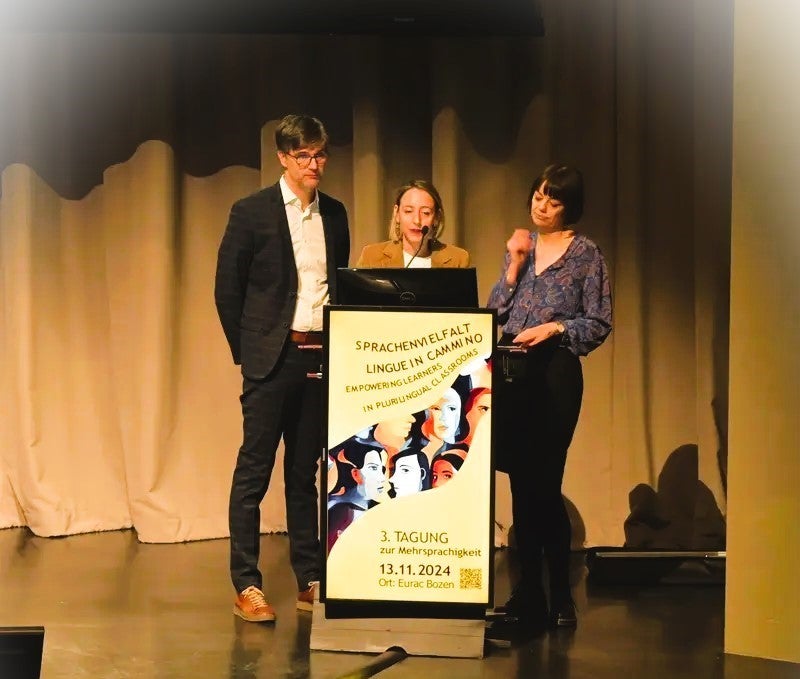 Das Organisationsteam der Pädagogischen Abteilung: „Ziel dieser Veranstaltung ist es, Wissenschaft und Praxis in Dialog zu bringen und Möglichkeiten aufzuzeigen, wie der sprachlichen Vielfalt im Unterricht adäquat und kompetent begegnet werden kann.“ [von links: Guido Caracristi, Sara Daz, Silvia Hofer; Fotografin: Margit Pichler]