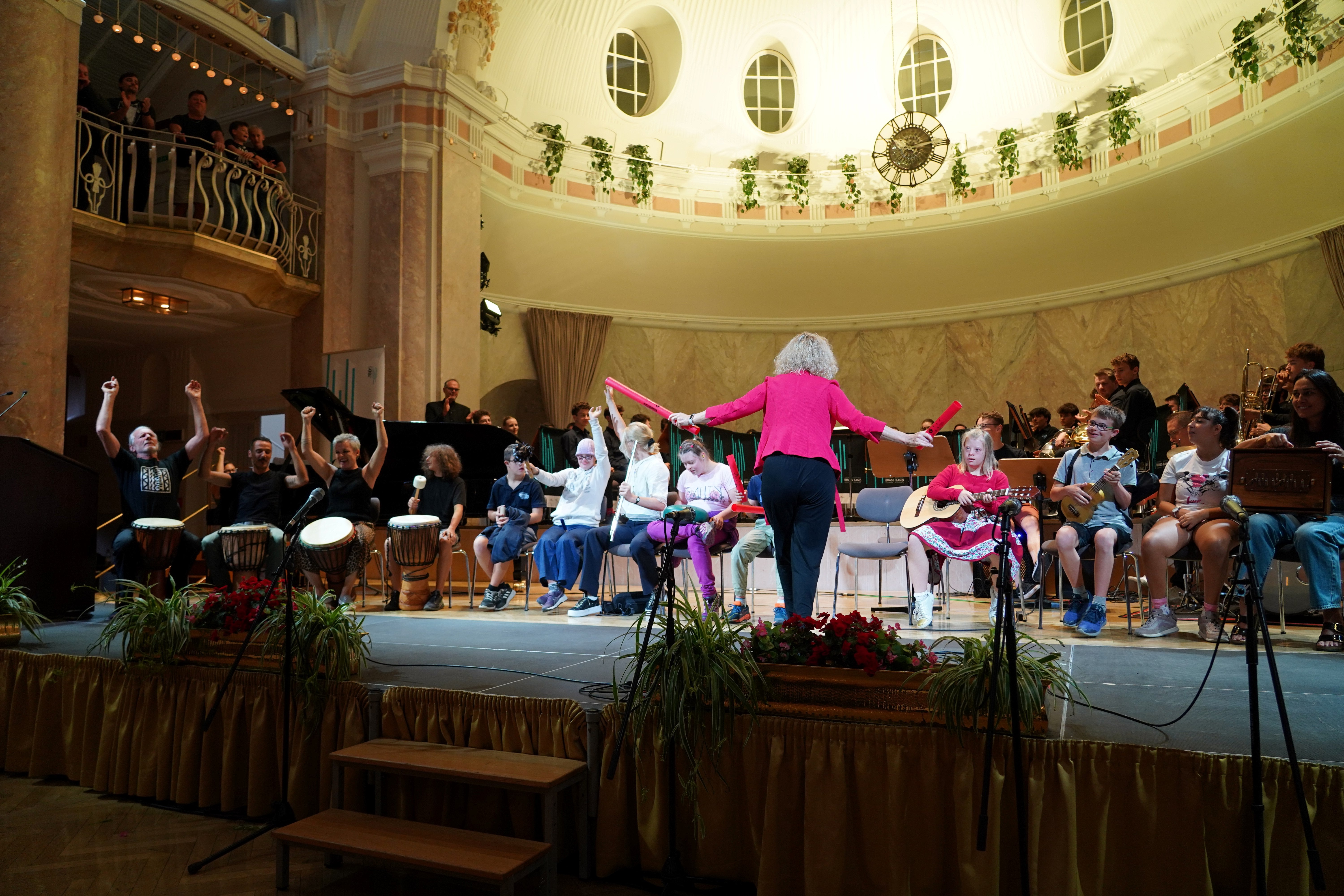 Der pädagogische Eröffnungstag der Deutschen und ladinischen Musikschulen bietet neben fachlichen Beiträgen auch musikalische Impulse: Dieses Jahr wieder mit dabei sind die Teilnehmerinnen und Teilnehmer der Sommermusikwoche Musik ohne Grenzen; im Bild beim Eröffnungstag des Vorjahres. (Foto: LPA/Deutsche und ladinische Musikschulen/Nathan Chizzali)