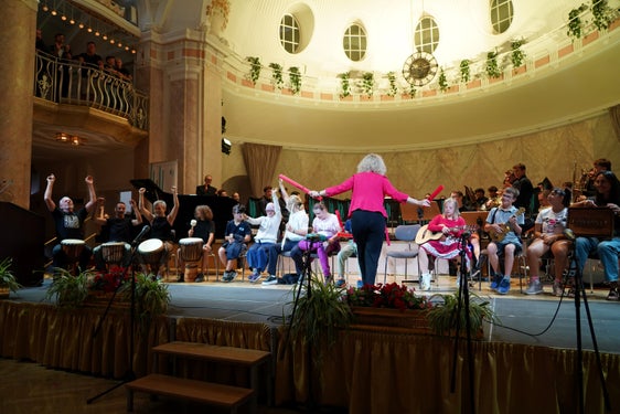 Der pädagogische Eröffnungstag der Deutschen und ladinischen Musikschulen bietet neben fachlichen Beiträgen auch musikalische Impulse: Dieses Jahr wieder mit dabei sind die Teilnehmerinnen und Teilnehmer der Sommermusikwoche "Musik ohne Grenzen"; im Bild beim Eröffnungstag des Vorjahres. (Foto: LPA/Deutsche und ladinische Musikschulen/Nathan Chizzali)