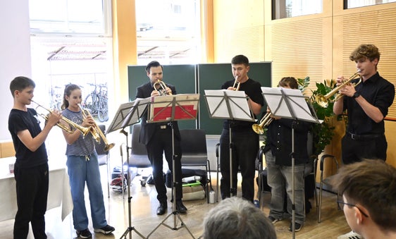 Für die musikalische Umrahmung sorgten die Instrumentalisten der Musikschule Bozen unter der musikalischen Leitung von Fabian Taschler und Manuel Tumler. (Foto: LPA/Deutsche Bildungsdirektion)