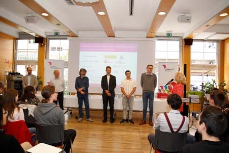 Begleitet wurden die Olympionikinnen und Olympioniken von ihren Koordinatoren (v.l.) Daniel Soraruf, Klaus Überbacher, Karl Lunger, Stefan Pilser, Alexander Ulbricht, Stefan Goller; rechts mit Mikrophon Siglinde Doblander, Koordinatorin der Begabungs- und Begabtenförderung der Pädagogischen Abteilung an der Deutschen Bildungsdirektion 