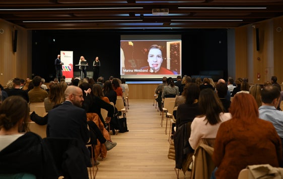Online zugeschaltet gab Marina Weisband praktische Impulse, wie junge Menschen im Schulalltag demokratisches Handeln und Selbstwirksamkeit erfahren können. (Foto: LPA/Deutsche Bildungsdirektion/Margit Pichler)