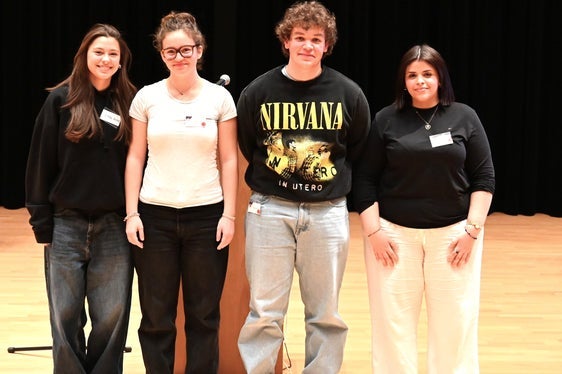Siegerteam am Day of Debating: Emma Hofer (Sprach- und Kunstgymnasium Bozen), Lilith Covi (Franziskanergymnasium), Manuel Rinina (Oberschulzentrum Sterzing) und Nossayba Zroudi (Realgymnasium Bozen). Foto: LPA/Deutsche Bildungsdirektion