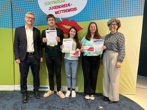 Sieger Klassische Rede Mittelschule (von links): Mariano Paris (Leiter Kommunikation und Marketing Volksbank), 2. Platz Sebastian Selva, 1. Platz Anna Klara Perkmann, 3. Platz Marie Ladurner, Manuela Weber (Geschäftsführerin Südtiroler Jugendring) (Foto: LPA/Landesamt für Jugendarbeit/Anita Demetz)