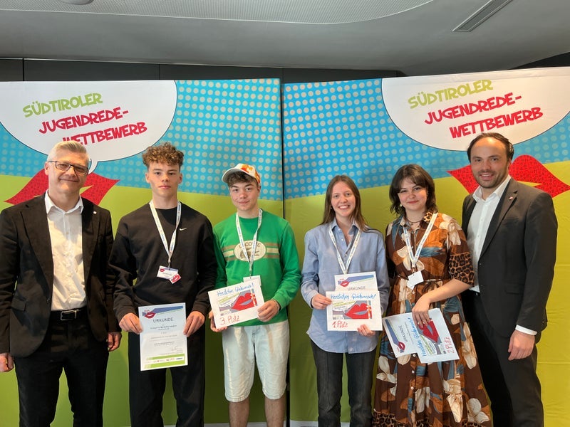 Sieger Sprache kreativ (von links): Mariano Paris (Leiter Corporate Communication und Marketin Volksbank), 3. Platz Jeremiah Kofler und Elia Weithaler, 1. Platz Helena Wierer, 2. Platz Olivia Kaufmann, Landesrat Philipp Achammer (Foto: LPA/Anita Demetz)