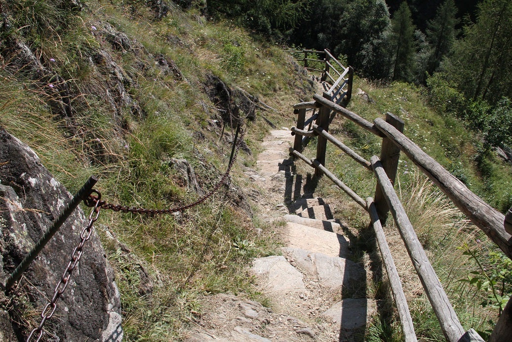 Schmaler Wanderweg am Hang