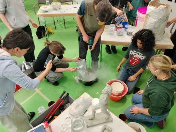 Talente Tage 2024: Mit verschiedenen Gipsarten arbeiteten die Schülerinnen und Schüler im praktisch orientierten Workshop „Positiv und negativ – genial und trotzdem simpel“. Foto: Kathrin Fill