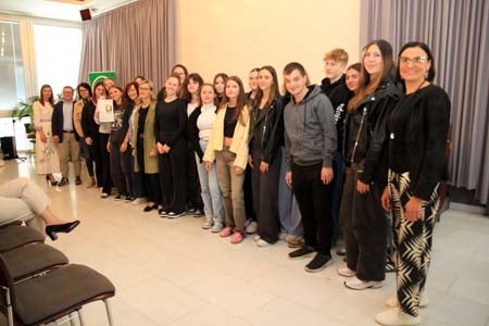 Zertifizierte Übungsfirmen: Die Schülerinnen und Schüler der Fachoberschule für Tourismus Bozen