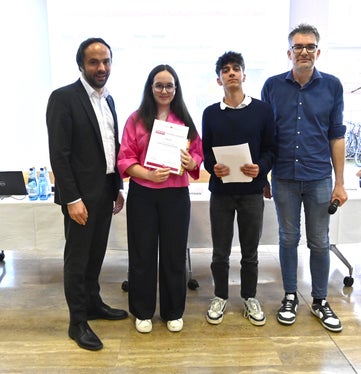 Die Gewinnerin und der Gewinner des Bundeswettbewerbs der Philosophie-Olympiade vom 30. März bis 2 April  (von links): Landesrat Philipp Achammer, Sabine Gasser, Massimiliano Belli, Landeskoordinator Stefan Goller. (Foto: LPA/Deutsche Bildungsdirektion)
